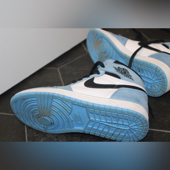 Air Jordan 1 Retro High OG “University Blue” | Men’s Size 9 - Picture 5 of 8